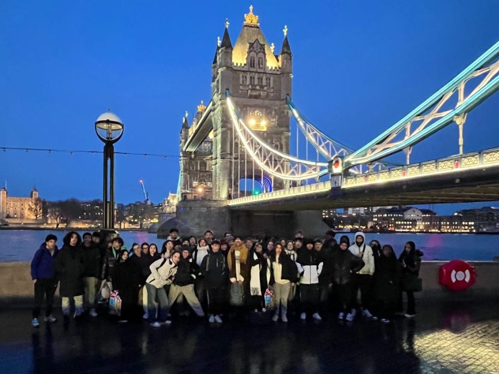 Photo du groupe devant Tower Bridge